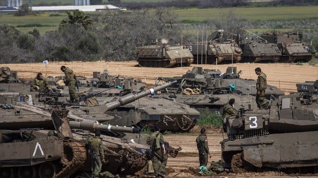 Israel, Aschkelon: Israelische Soldaten bereiten Panzer nahe der Grenze zum Gazastreifen auf einen möglichen Einsatz vor. Israel, Aschkelon: Israelische Soldaten bereiten Panzer nahe der Grenze zum Gazastreifen auf einen möglichen Einsatz vor.