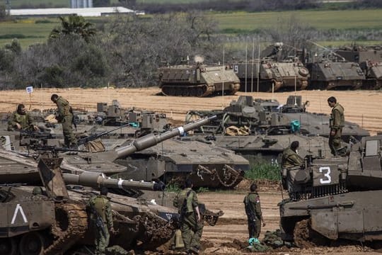 Israel, Aschkelon: Israelische Soldaten bereiten Panzer nahe der Grenze zum Gazastreifen auf einen möglichen Einsatz vor.