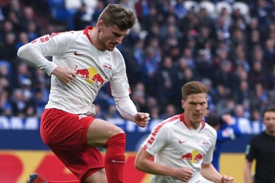 Timo Werner (l) muss sich entscheiden, ob er seinen Vertrag in Leipzig verlängert.