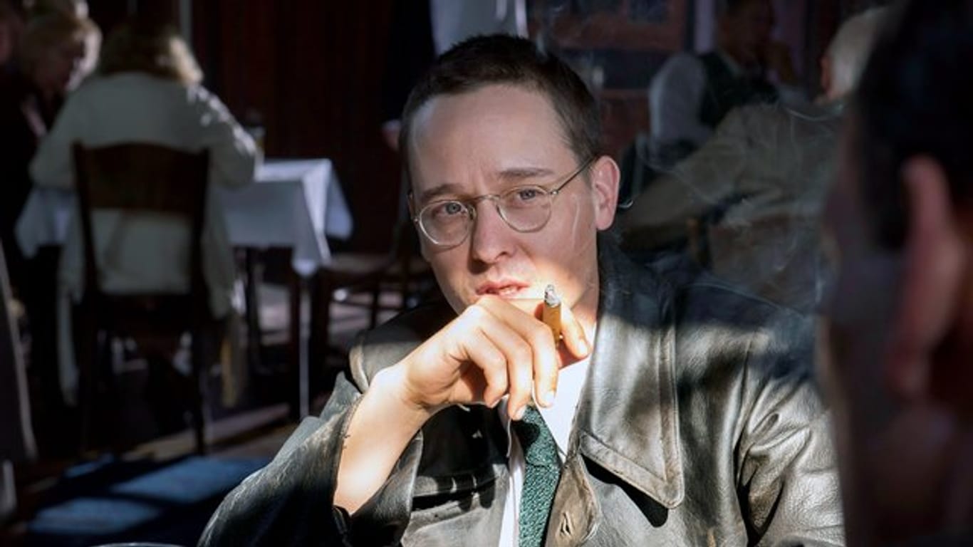 Tom Schilling als Bertolt Brecht im Dokudrama "Brecht".