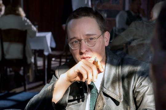 Tom Schilling als Bertolt Brecht im Dokudrama "Brecht".