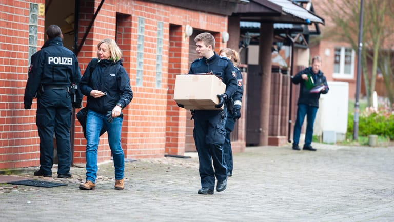 Niedersachsen, Wriedel: Polizisten sind bei einer Razzia wegen des Verdachts des banden- und gewerbsmäßigen Betrugs im Einsatz.