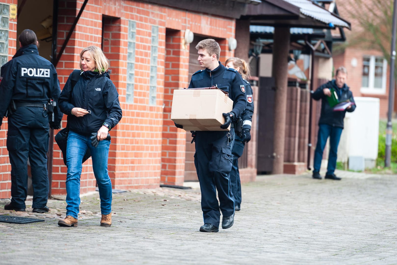 Niedersachsen, Wriedel: Polizisten sind bei einer Razzia wegen des Verdachts des banden- und gewerbsmäßigen Betrugs im Einsatz.