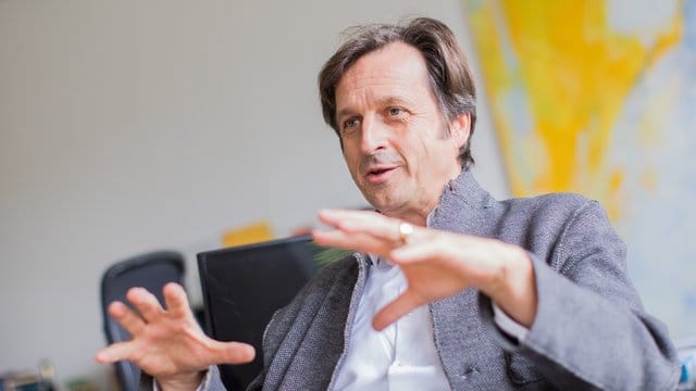Stephan Grünewald stellt unter anderem die These auf, dass sich breite Bevölkerungsschichten nicht mehr wertgeschätzt fühlen. Stephan Grünewald stellt unter anderem die These auf, dass sich breite Bevölkerungsschichten nicht mehr wertgeschätzt fühlen.