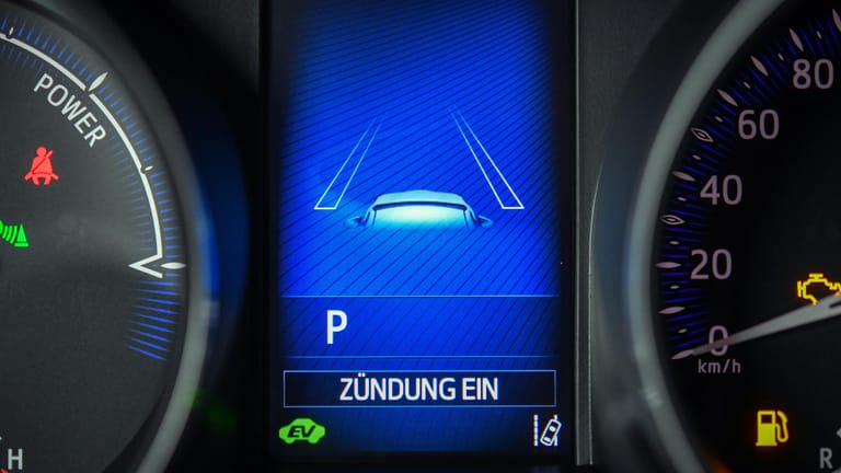 Spurhalteassistent: Das elektronische Kontrollsystem ist auf dem Display in einem Hybrid-Fahrzeug von Toyota zu sehen.