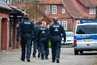 Polizisten sind bei einer Razzia im norddeutschen Wriedel im Einsatz.
