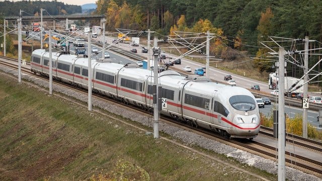 Unbekannte Täter hatten Anfang Oktober 2018 ein Stahlseil auf der Strecke zwischen Nürnberg und München gespannt. Unbekannte Täter hatten Anfang Oktober 2018 ein Stahlseil auf der Strecke zwischen Nürnberg und München gespannt.
