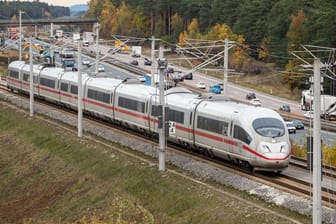 Unbekannte Täter hatten Anfang Oktober 2018 ein Stahlseil auf der Strecke zwischen Nürnberg und München gespannt.