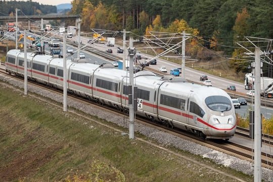 Unbekannte Täter hatten Anfang Oktober 2018 ein Stahlseil auf der Strecke zwischen Nürnberg und München gespannt.