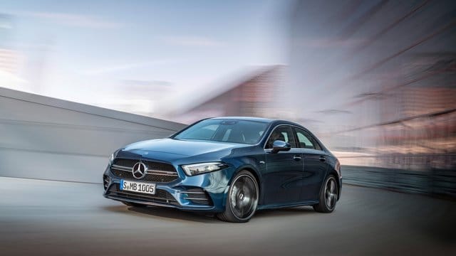 Flotter Viertürer: Auch vom Stufenheck der A-Klasse bietet Mercedes mit dem A 35 eine AMG-Variante an.