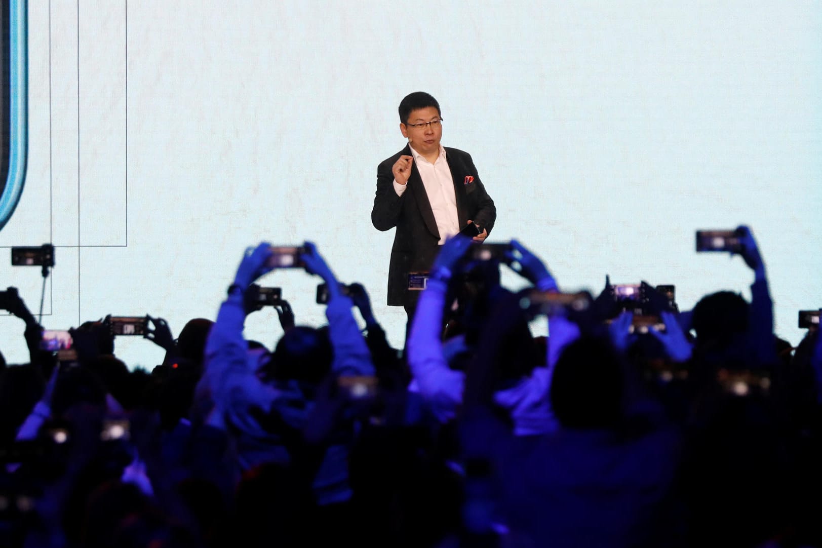 Richard Yu von Huawei stellt das P30 and P30 Pro im Pariser Convention Center vor.