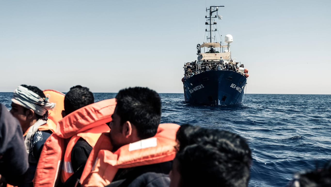 Rettungsaktion von der Hilfsorganisation Sea Watch: Künftig sollen Flüchtlinge nicht mehr mit Schiffen gerettet werden.