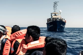 Rettungsaktion von der Hilfsorganisation Sea Watch: Künftig sollen Flüchtlinge nicht mehr mit Schiffen gerettet werden.