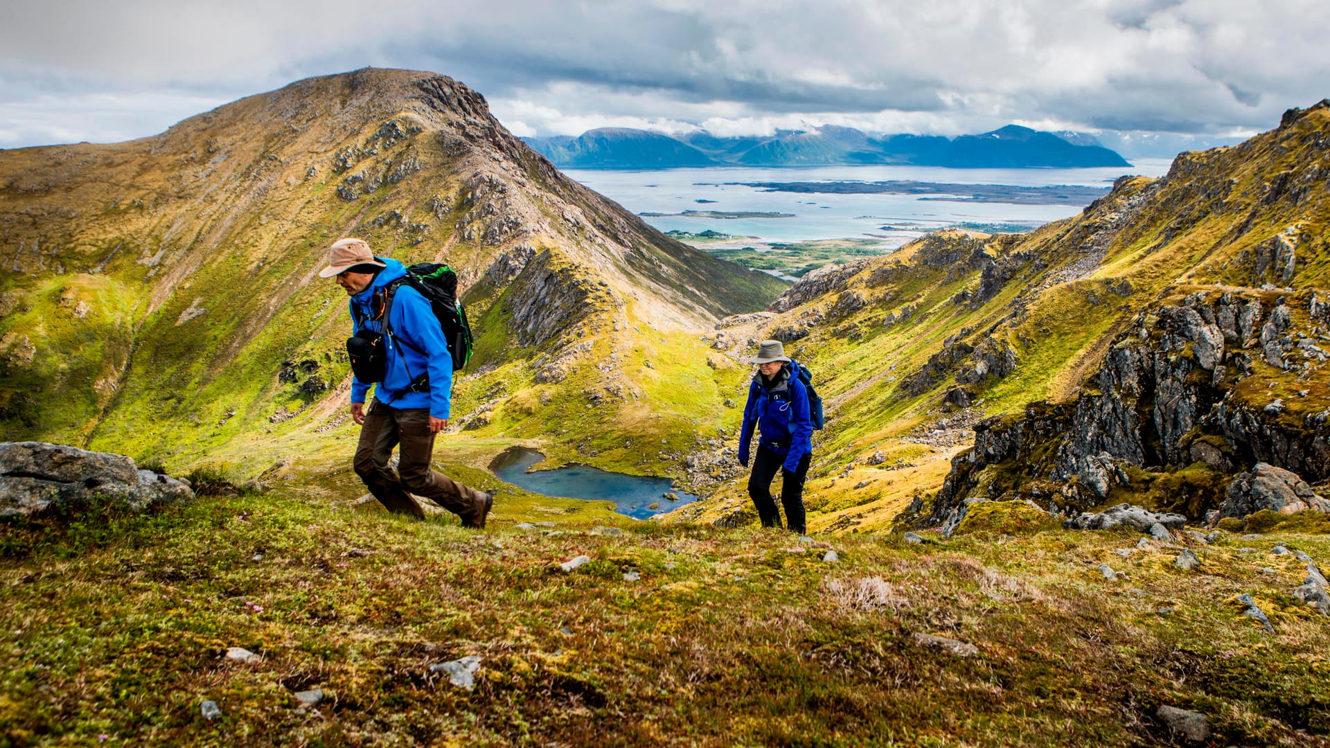 Wanderer in nordischer Landschaft: Die Vesterålen werden auch als grüne Alpen im Nordmeer bezeichnet.