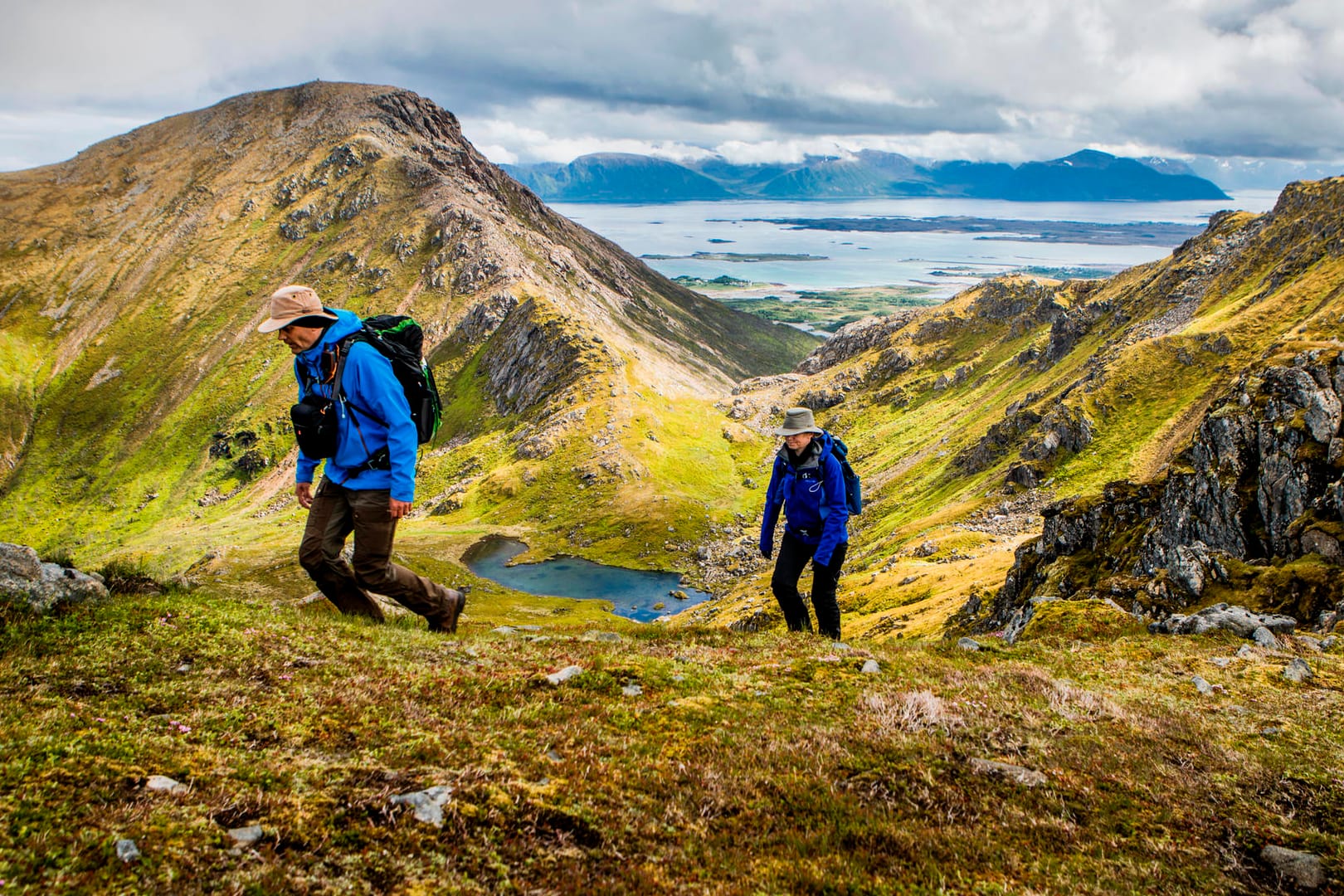 Wanderer in nordischer Landschaft: Die Vesterålen werden auch als grüne Alpen im Nordmeer bezeichnet.