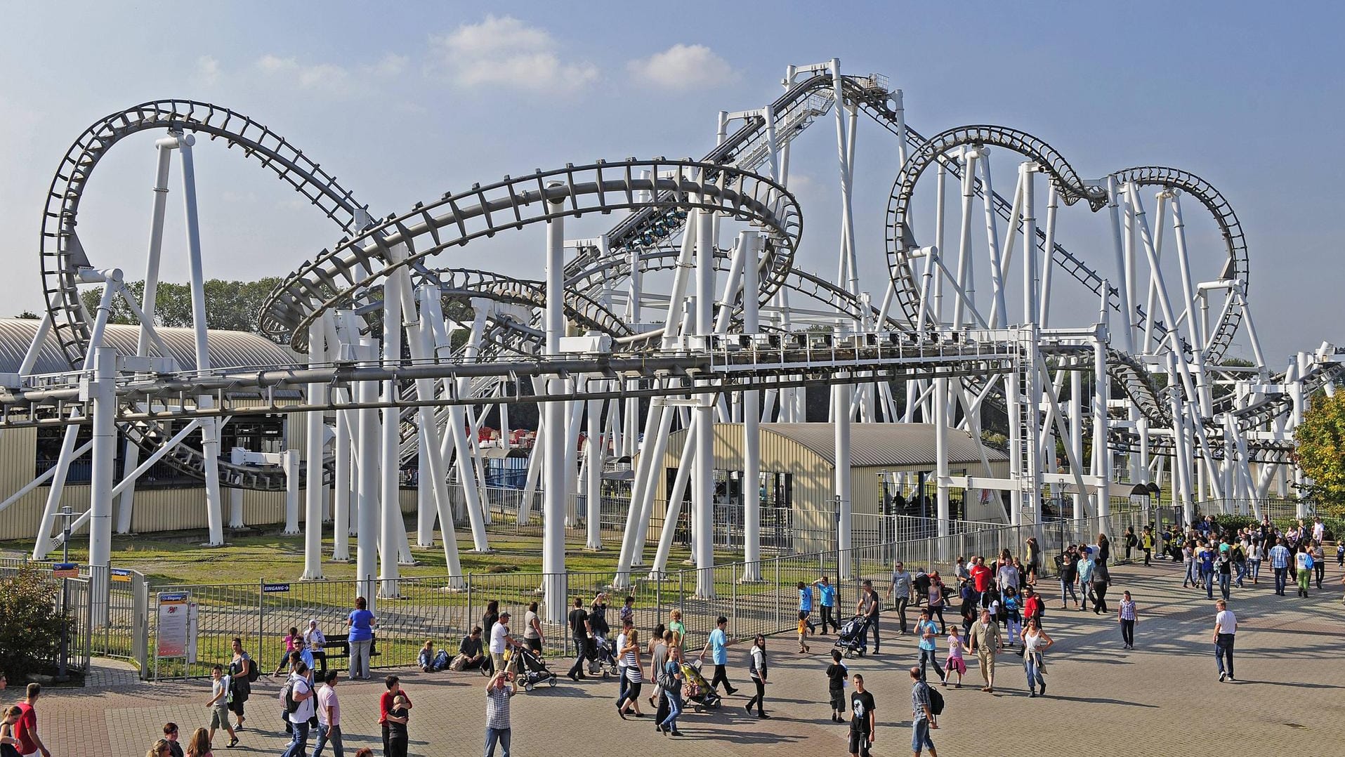 Der Movie Park in Bottrop: Im Oktober 2018 mussten 10.000 Besucher den Park wegen einer Bombendrohung verlassen. Der Movie Park in Bottrop: Im Oktober 2018 mussten 10.000 Besucher den Park wegen einer Bombendrohung verlassen.
