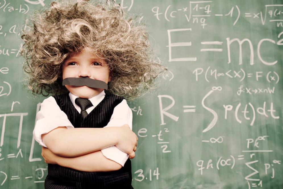 Ein Junge ist als Einstein verkleidet