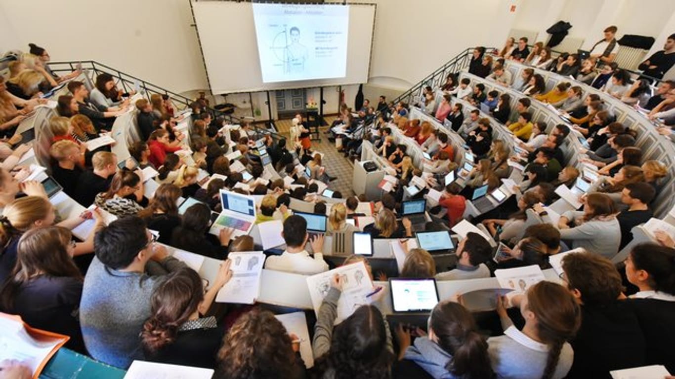 In einem Hörsaal in Halle verfolgen Studenten eine Vorlesung.