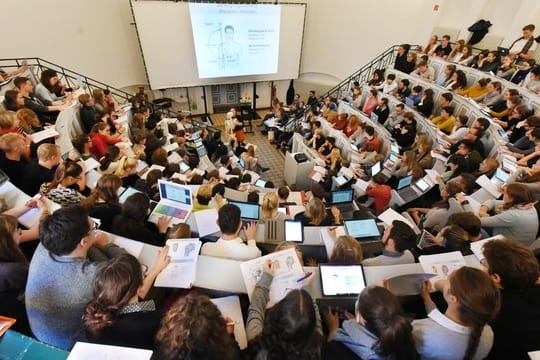 In einem Hörsaal in Halle verfolgen Studenten eine Vorlesung.