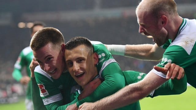 Werders Maximilian Eggestein (M) jubelt mit seinem Bruder Johannes (l) und Davy Klaassen über einen Treffer. Werders Maximilian Eggestein (M) jubelt mit seinem Bruder Johannes (l) und Davy Klaassen über einen Treffer.