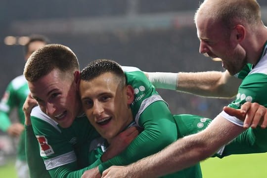 Werders Maximilian Eggestein (M) jubelt mit seinem Bruder Johannes (l) und Davy Klaassen über einen Treffer.