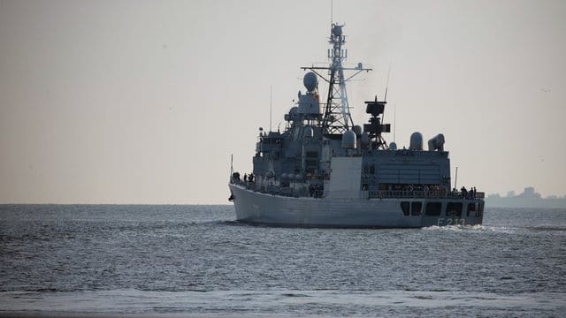 Die Fregatte "Augsburg" übernahm den deutschen Anteil im Einsatz der Operation "Sophia" vor der Küste von Libyen. Die Fregatte "Augsburg" übernahm den deutschen Anteil im Einsatz der Operation "Sophia" vor der Küste von Libyen.