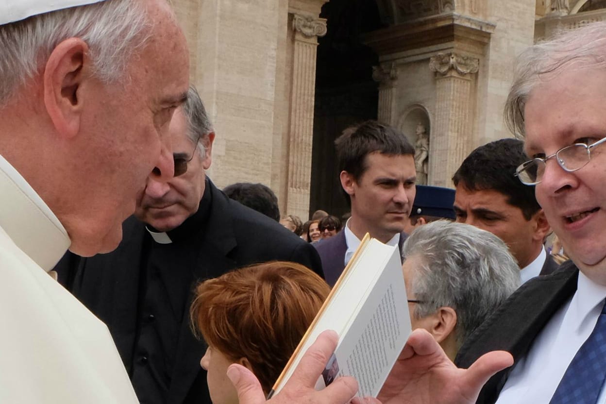Bei der Übergabe des Buches: Ulrich Nersinger mit Papst Franziskus. Nersinger küsste den Ring des Kirchenoberhaupts und sprach danach noch mit ihm.