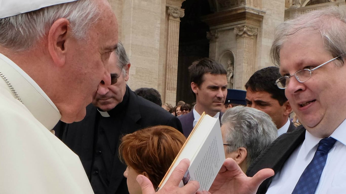 Bei der Übergabe des Buches: Ulrich Nersinger mit Papst Franziskus. Nersinger küsste den Ring des Kirchenoberhaupts und sprach danach noch mit ihm.