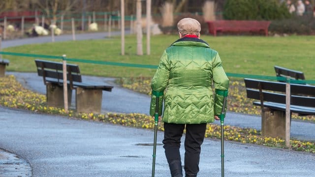 Minimalinvasive Methoden ermöglichen es Chirurgen, auch ältere Menschen zu operieren.