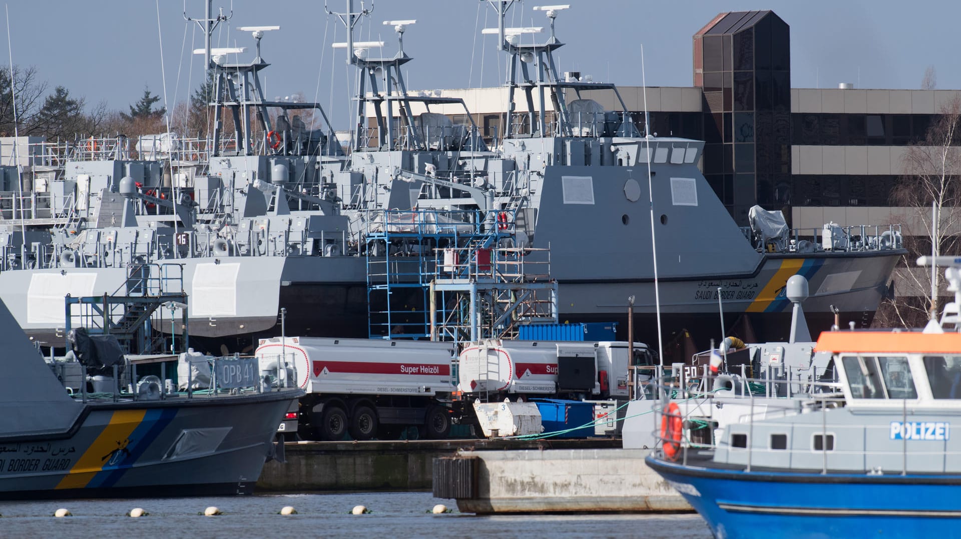 Küstenschutzboote für Saudi-Arabien liegen auf dem Werftgelände der zur Lürssen-Werftengruppe gehörenden Peene-Werft in Wolgast: Die von dem seit 2018 andauernden Exportstopp betroffene Wolgaster Werft kann die für Saudi-Arabien bestimmten Patrouillenboote damit weiterhin nicht ausliefern.