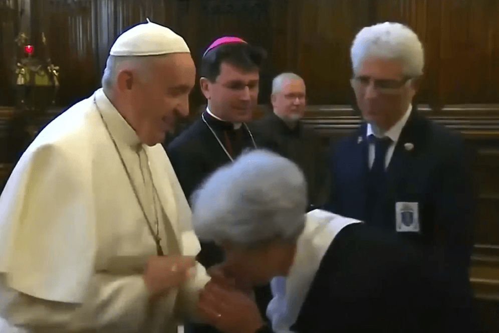 Hand weggezogen: Papst Franziskus wollte im italienischen Loreto offensichtlich nicht, dass ihm Gläubige die Hand mit dem Fischerring küssen. Darum gibt es Diskussionen.