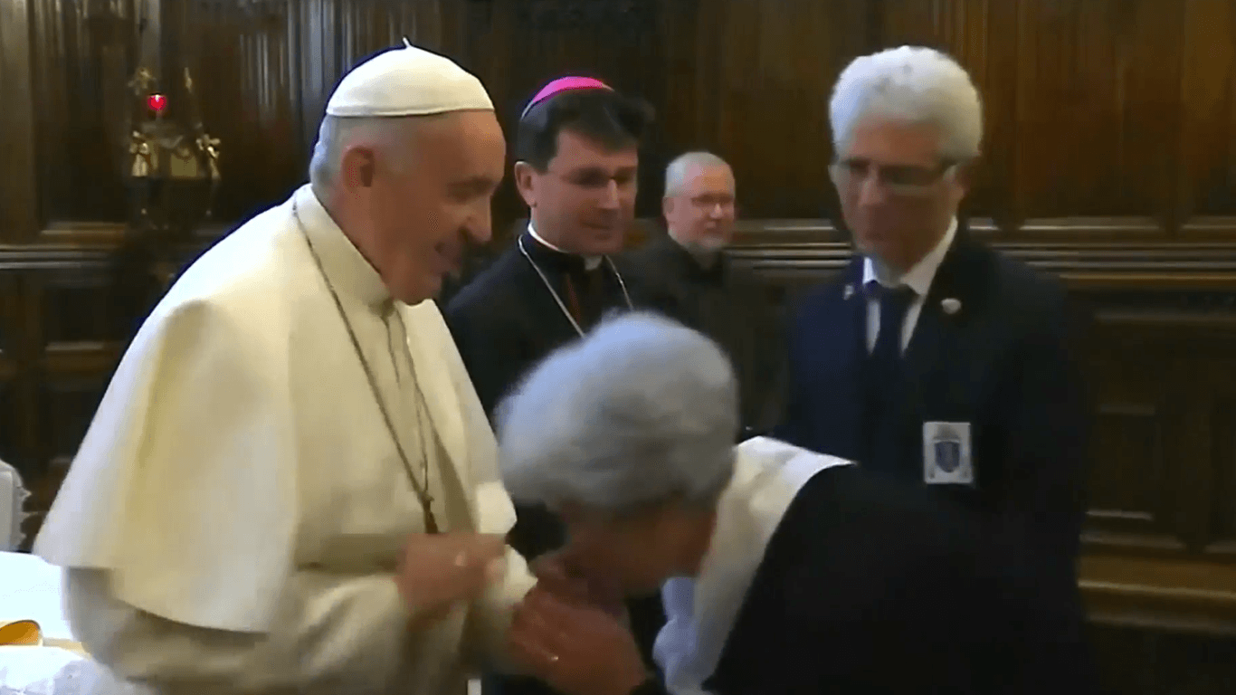Hand weggezogen: Papst Franziskus wollte im italienischen Loreto offensichtlich nicht, dass ihm Gläubige die Hand mit dem Fischerring küssen. Darum gibt es Diskussionen.