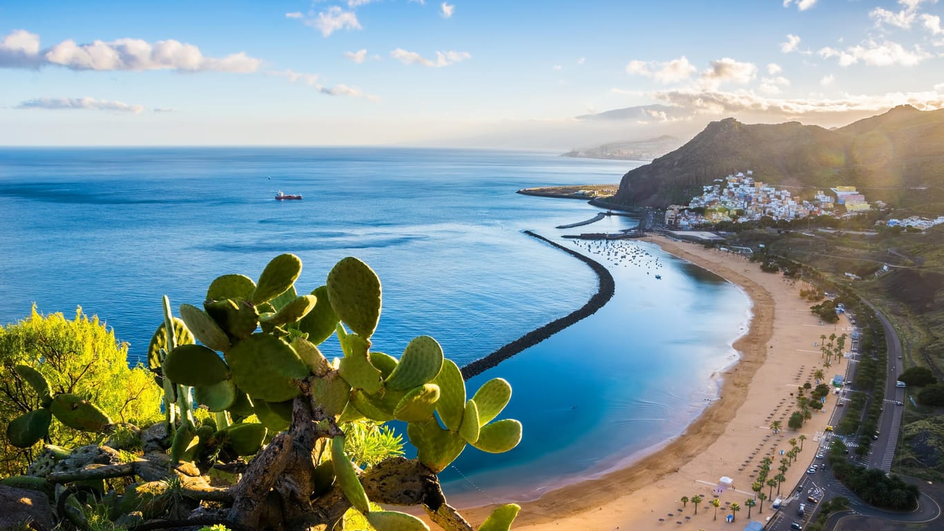 Blick über den Strand von Santa Cruz: Teneriffa ist die größte der Kanarischen Inseln.