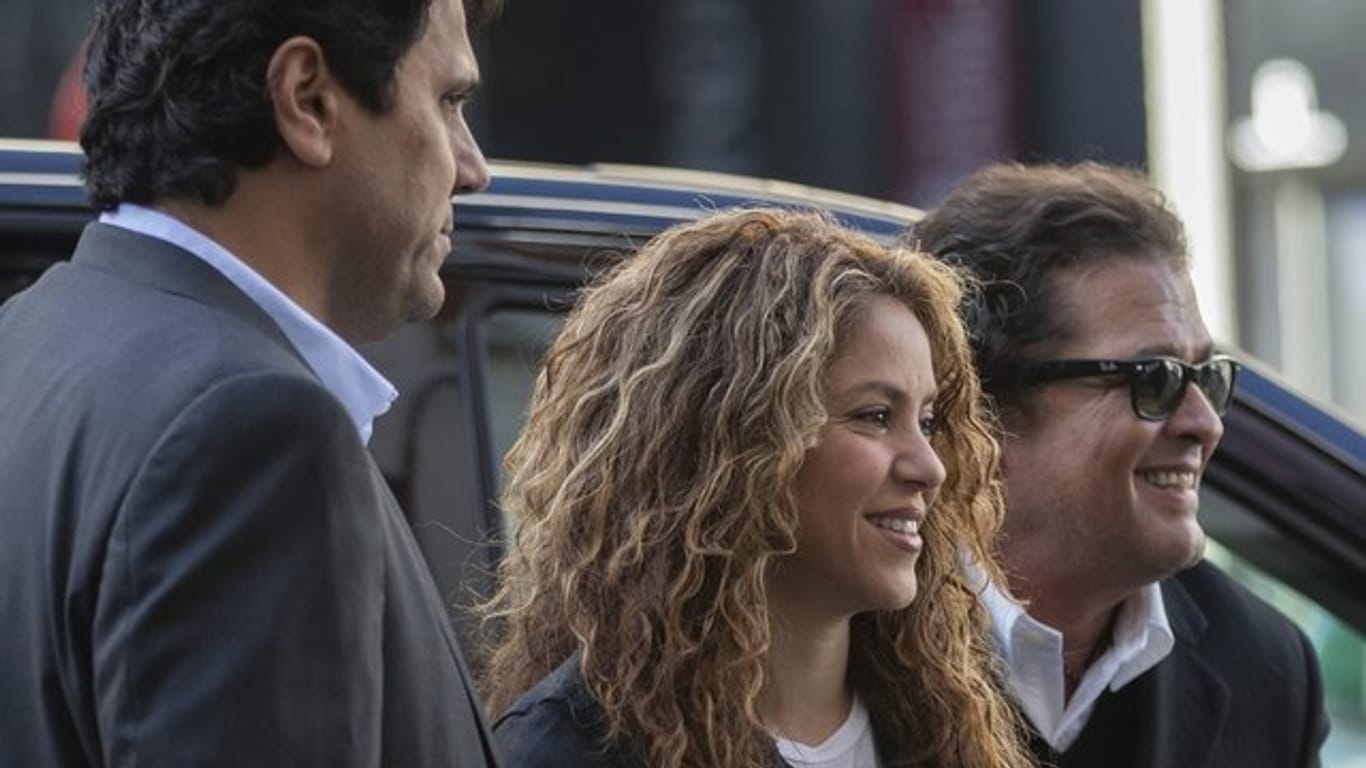 Shakira und Carlos Vives treffen am Gericht ein.