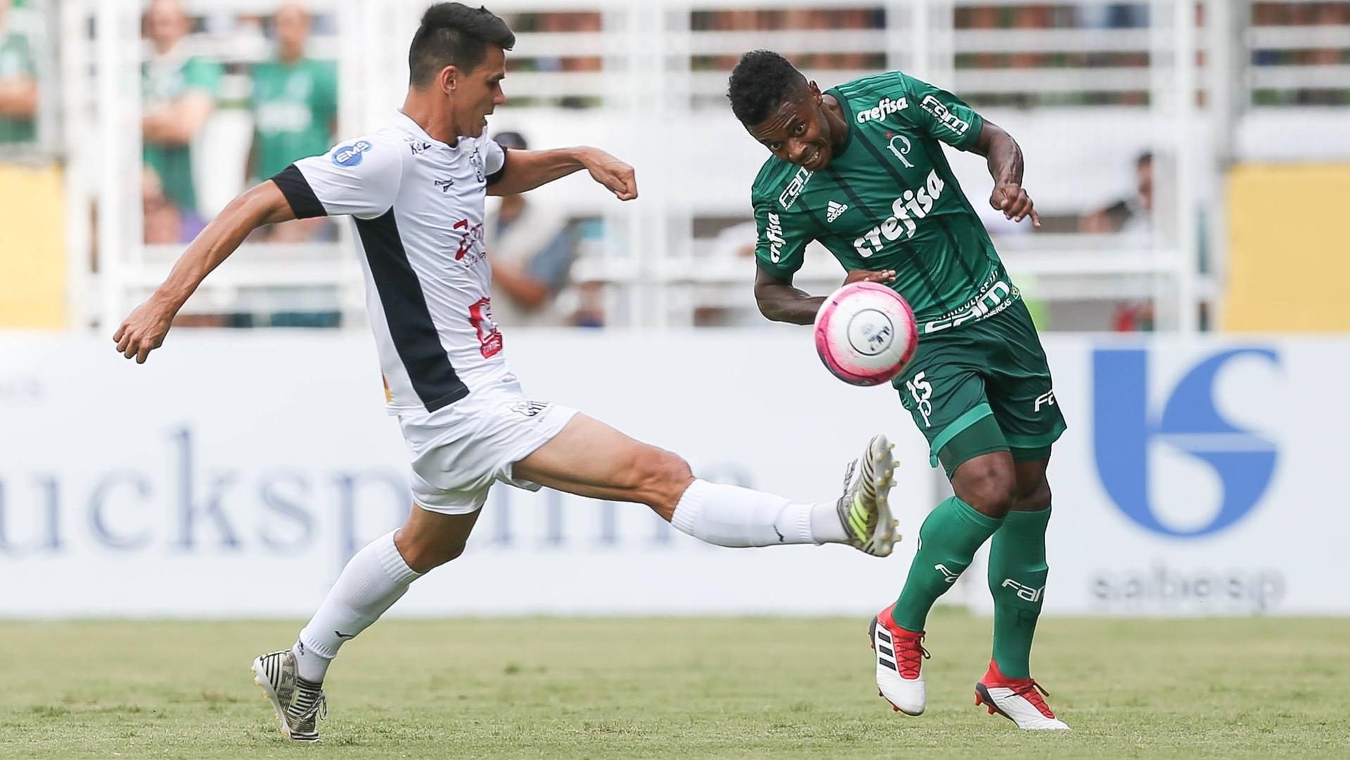 Red Bull übernimmt den traditionell in weiß spielenden in brasilianischen Zweitligisten CA Bragantino (hier vertreten durch Ewerton).