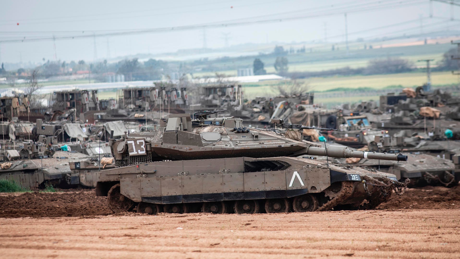 Konflikt in Gaza: Israelische Panzer und gepanzerte Mannschaftswagen stehen an der Grenze zwischen Israel und Gaza.