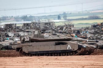 Konflikt in Gaza: Israelische Panzer und gepanzerte Mannschaftswagen stehen an der Grenze zwischen Israel und Gaza.