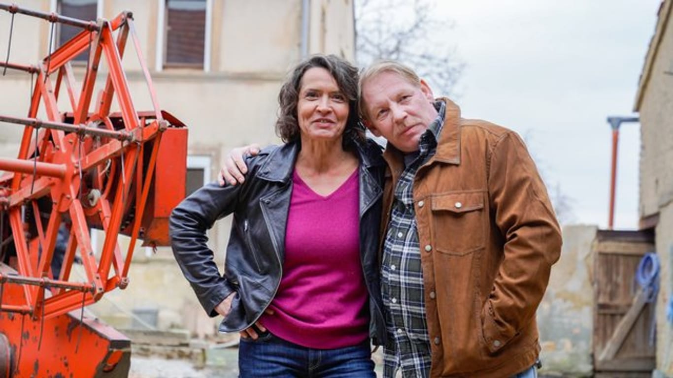 Ulrike Folkerts und Ben Becker bei den Dreharbeiten auf einem Bauernhof.