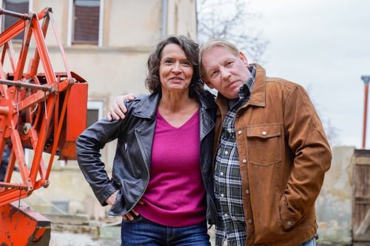 Ulrike Folkerts und Ben Becker bei den Dreharbeiten auf einem Bauernhof.