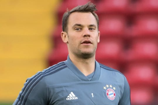 Manuel Neuer wurde beim Training mit einem Ständchen begrüßt: Der Torwart wurde am 27.