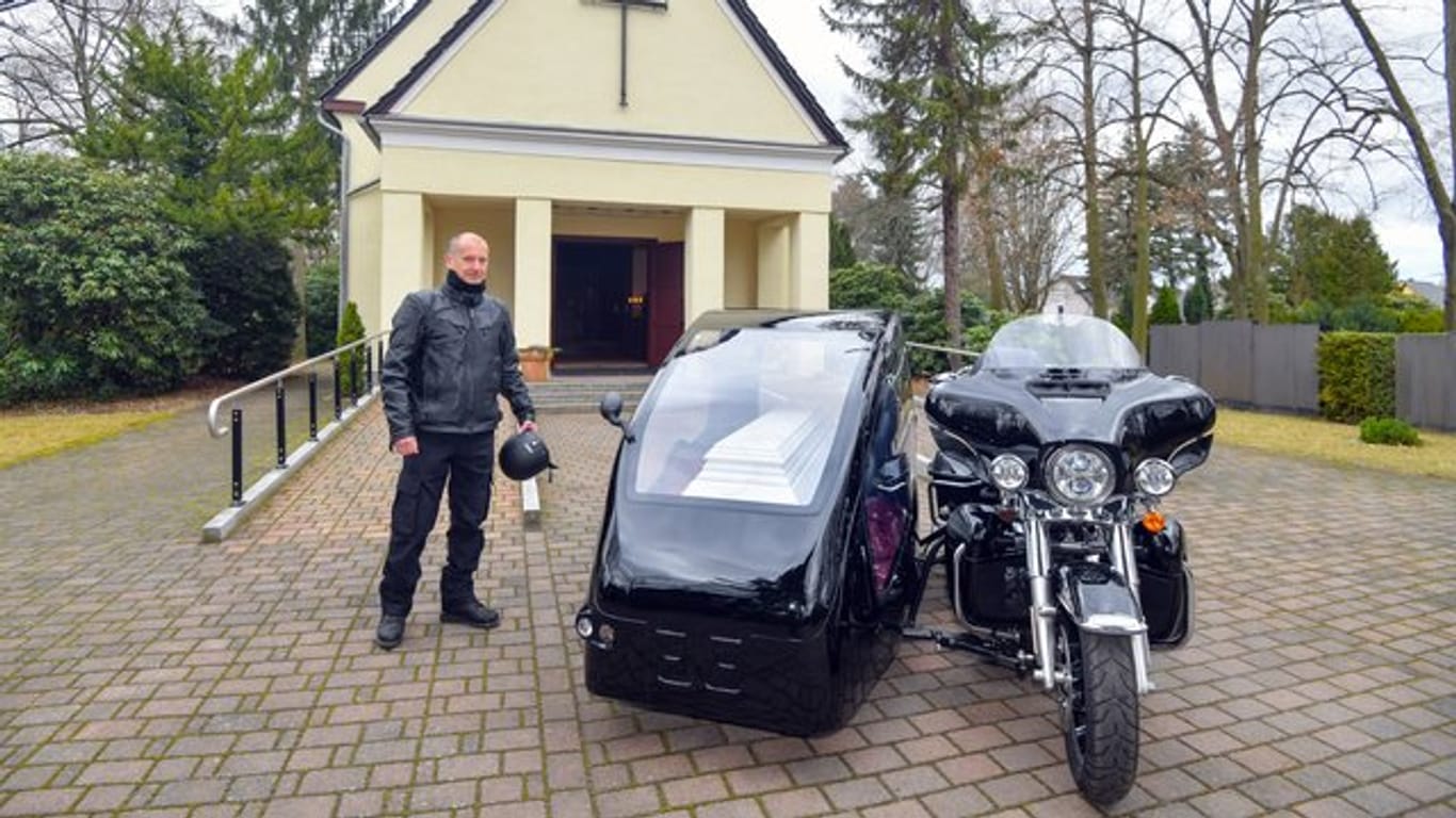 Bestatter Ingo Rauf ermöglicht mit seiner Harley und dem Leichen-Beiwagen einen "Bikerabschied".