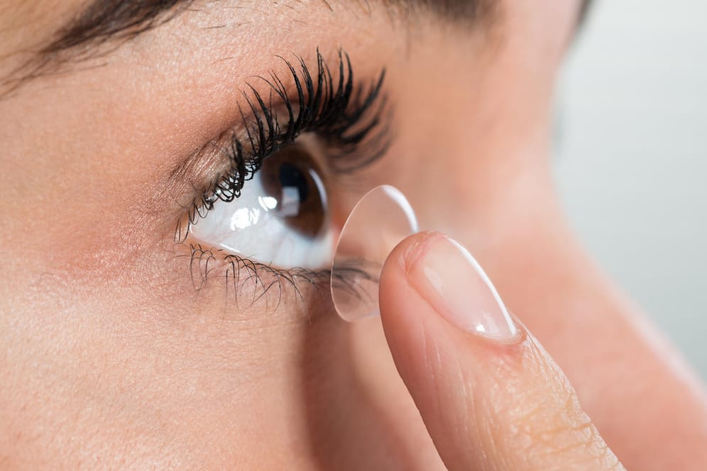 Frau setzt Kontaktlinse ein: Bei "Öko-Test" fiel eine Kontaktlinsenmarke durch.