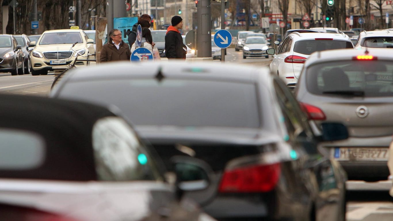 Straßenverkehr: Schon bis 2025 soll der CO2-Ausstoß um 15 Prozent verringert werden.