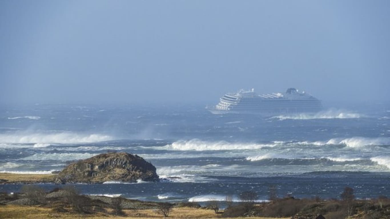 Zwischenzeitlich drohte das Schiff in dem berüchtigten Küstengebiet Hustadvika auf Grund zu laufen.