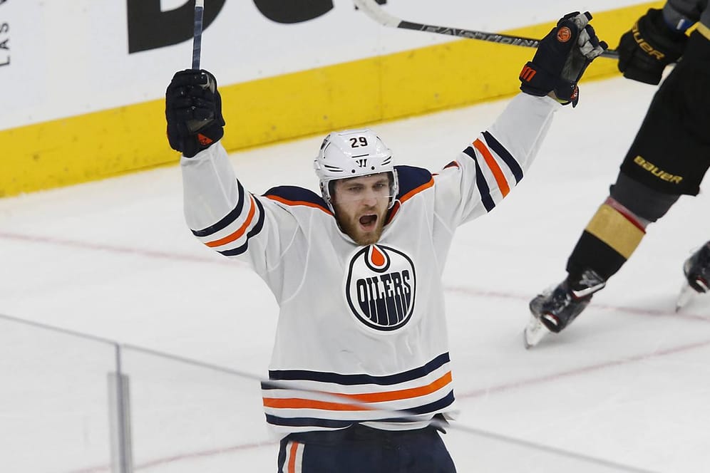 Leon Draisaitl bejubelt einen Treffer für die Edmonton Oilers: Der Nationalstürmer verzückt die NHL und steht vor einem Meilenstein.