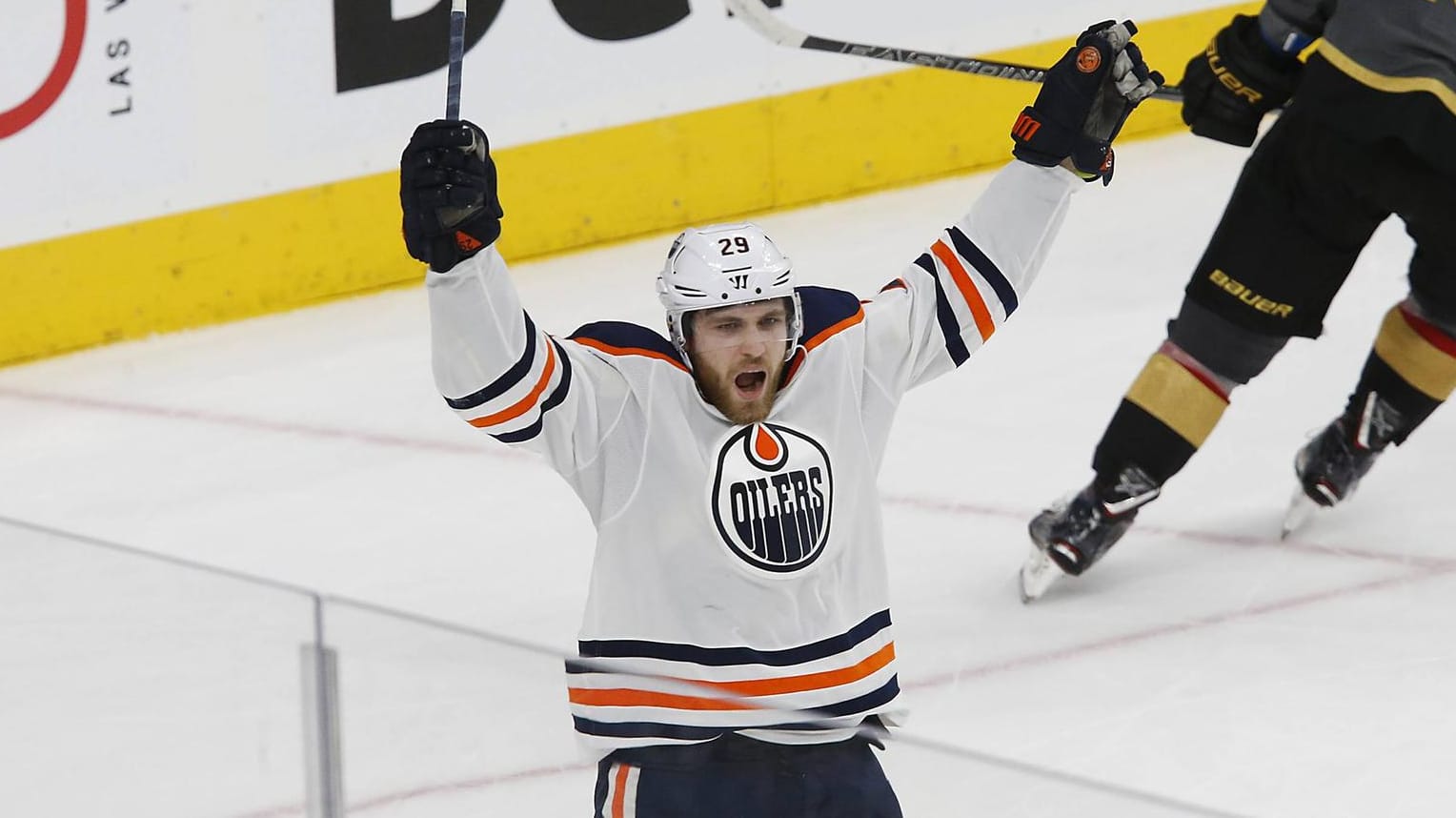 Leon Draisaitl bejubelt einen Treffer für die Edmonton Oilers: Der Nationalstürmer verzückt die NHL und steht vor einem Meilenstein.