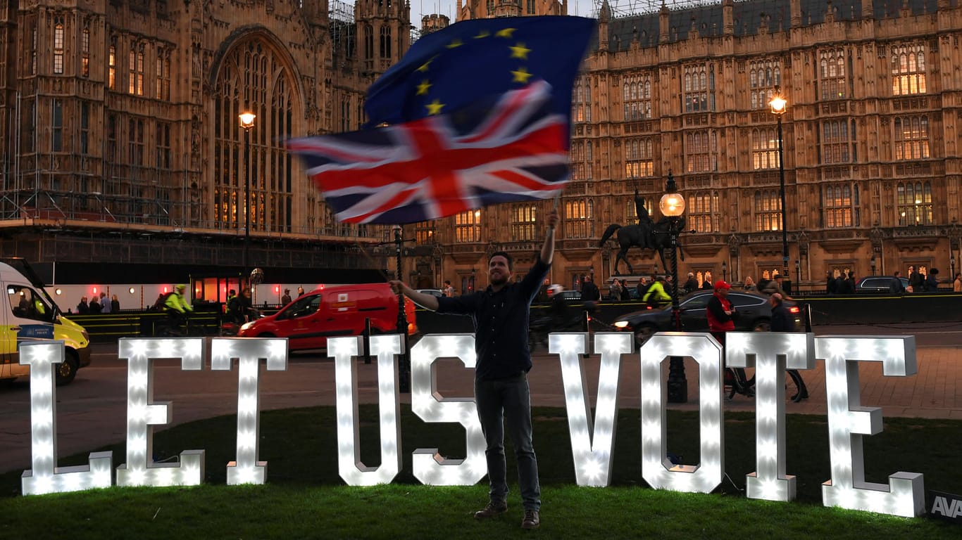 Für ein zweites Referendum: Demonstrant protestiert am Abend in London.