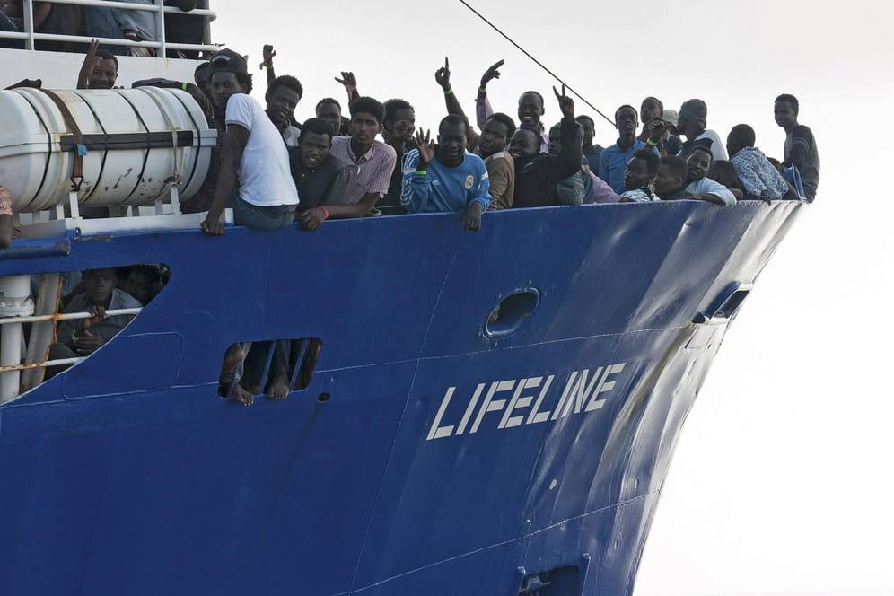 Flüchtlinge auf dem Rettungsschiff der Mission Lifeline: Vor der libyschen Küste sollen Migranten die Kontrolle über ein Schiff übernommen haben und dieses in Richtung Europa steuern. (Symbolfoto)