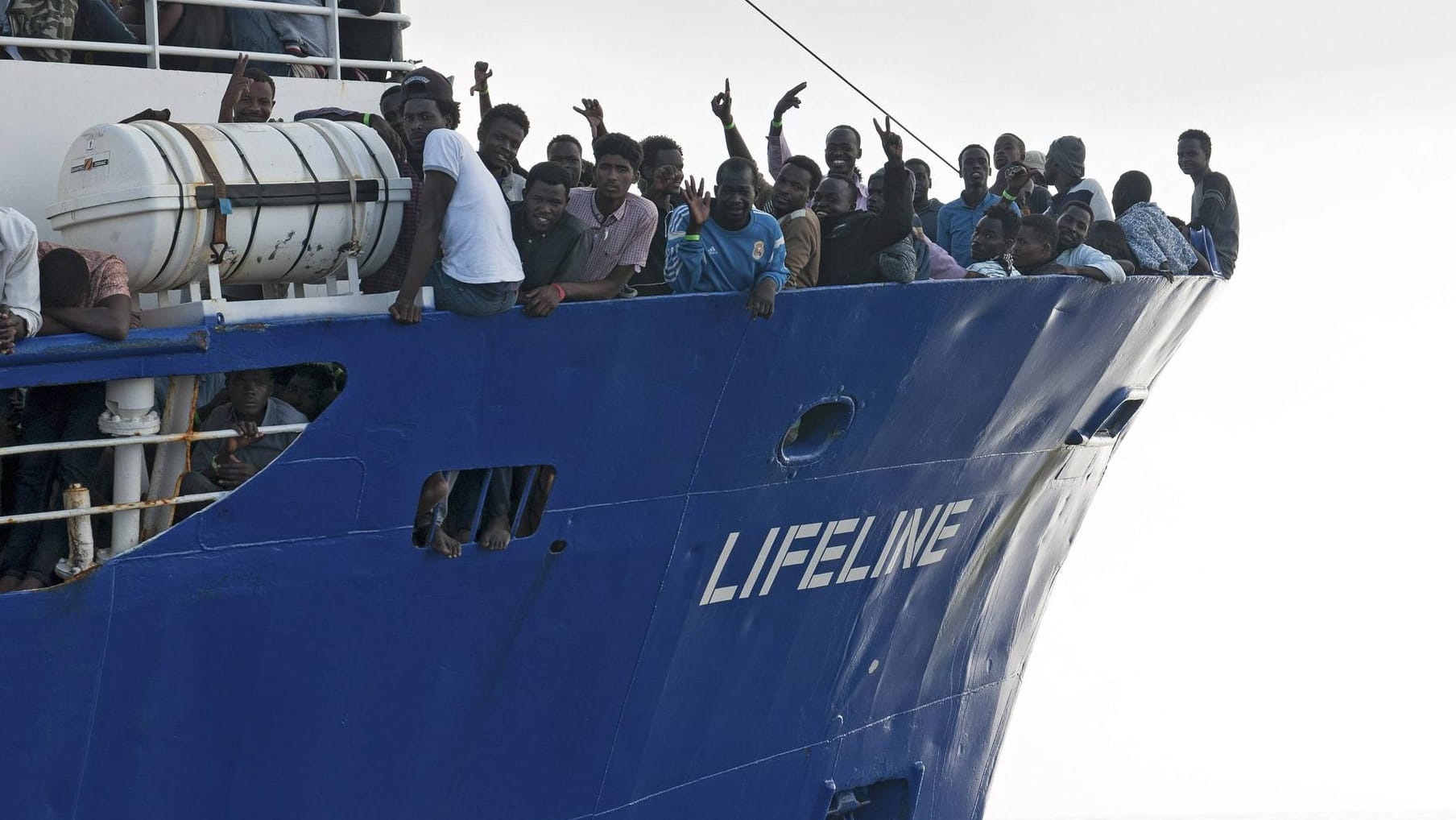 Flüchtlinge auf dem Rettungsschiff der Mission Lifeline: Vor der libyschen Küste sollen Migranten die Kontrolle über ein Schiff übernommen haben und dieses in Richtung Europa steuern. (Symbolfoto)