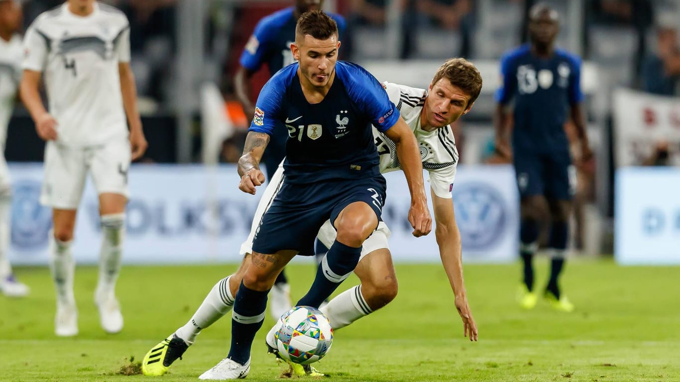 Lucas Hernandez 2018 im Duell mit Thomas Müller: Bald werden sie bei den Bayern zusammenspielen.